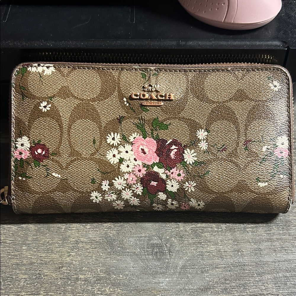 Coach Long Zip Around Wallet In Signature Canvas With Evergreen Floral Print - Picture 1 of 6